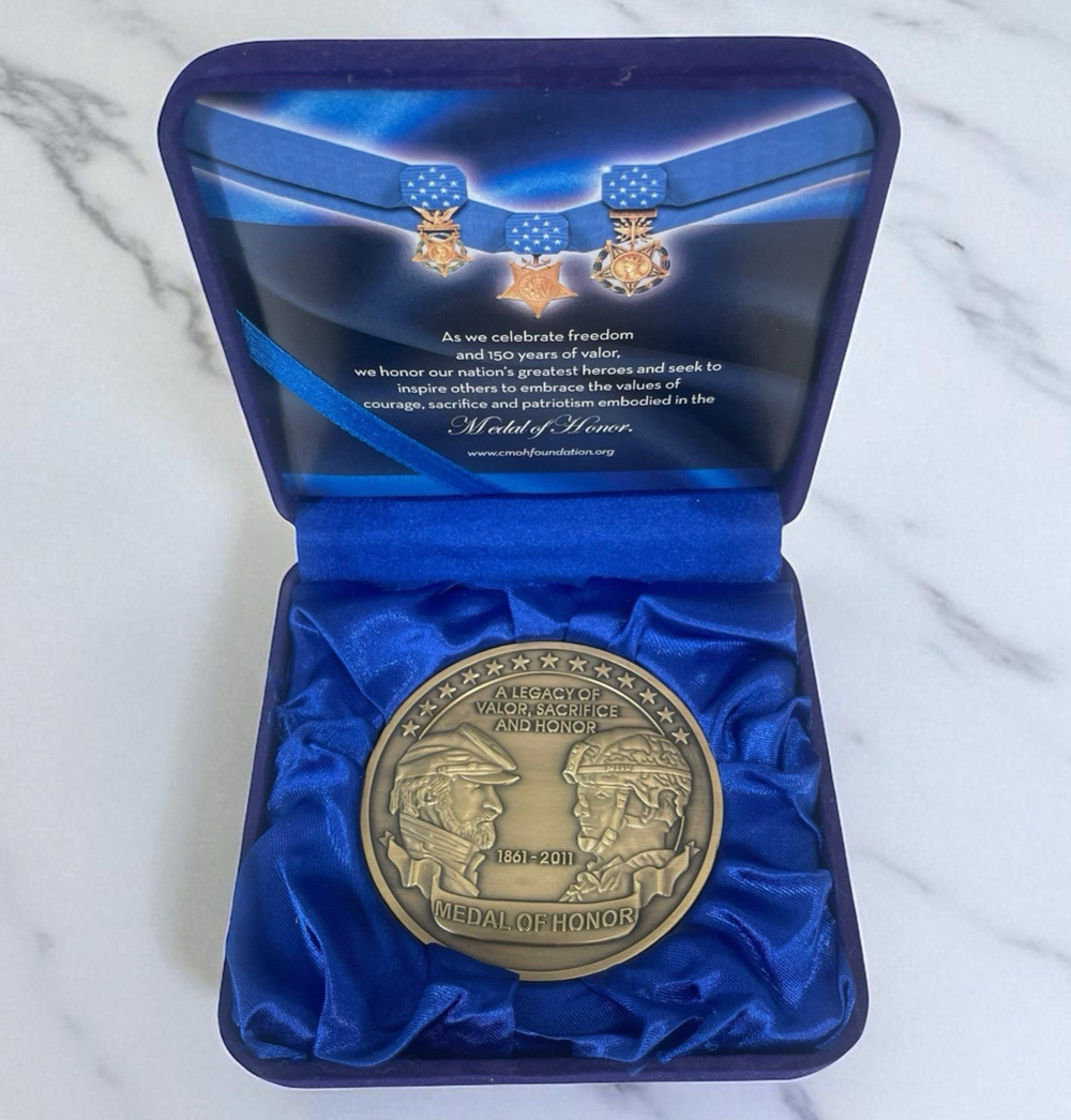 Medal of Honor Commemorative Challenge Coin & Case 1861-2011 Military Tradition